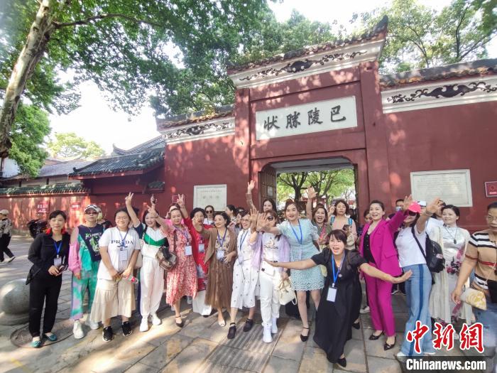 兩岸婚姻家庭人士在岳陽樓?！∴嵑蜐?攝