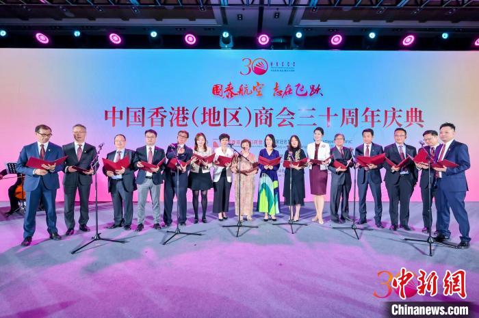 圖為晚宴上嘉賓共同演唱歌曲。　中國香港(地區(qū))商會供圖