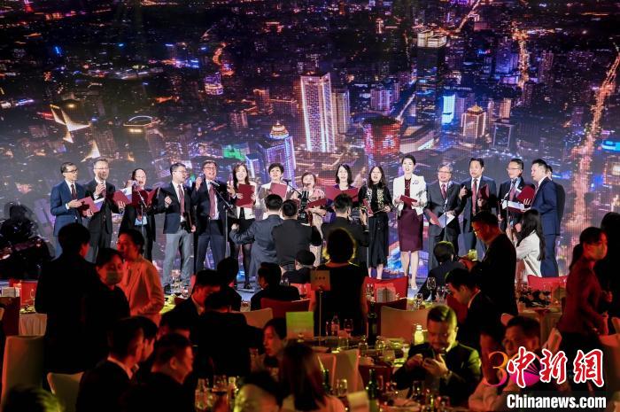 圖為晚宴上嘉賓共同演唱歌曲?！≈袊愀?地區(qū))商會供圖