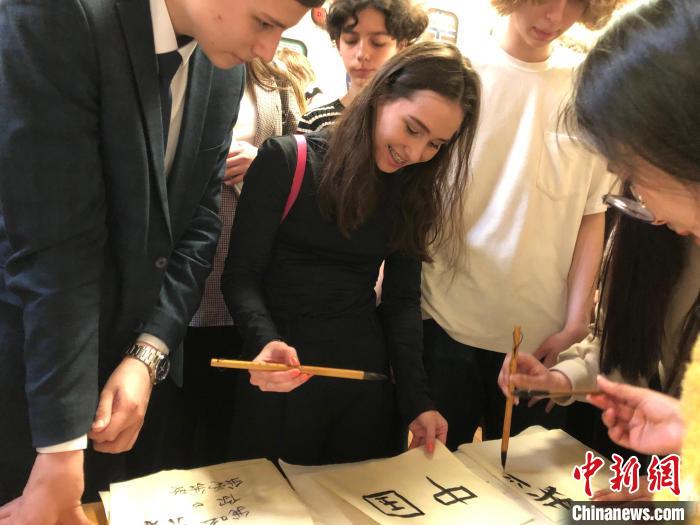 4月21日，莫斯科國立語言大學孔子學院附屬中學舉辦“國際中文日”活動，學生們學寫漢字?！∧箍茋⒄Z言大學孔子學院 供圖