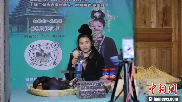 資料圖為張國丹在直播帶貨?！⌒烊A 攝