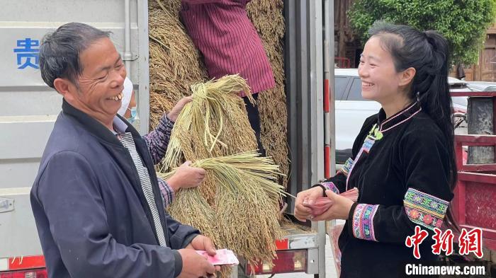圖為張國丹在與農(nóng)戶進(jìn)行產(chǎn)品信息交流。　姚進(jìn)忠 　攝