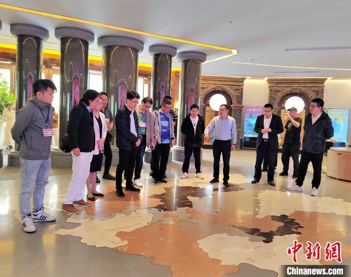 福建金門馬祖地區(qū)建筑師公會參觀六妙白茶博物館，了解福鼎茶產(chǎn)業(yè)發(fā)展過程?！罱ㄆ?攝