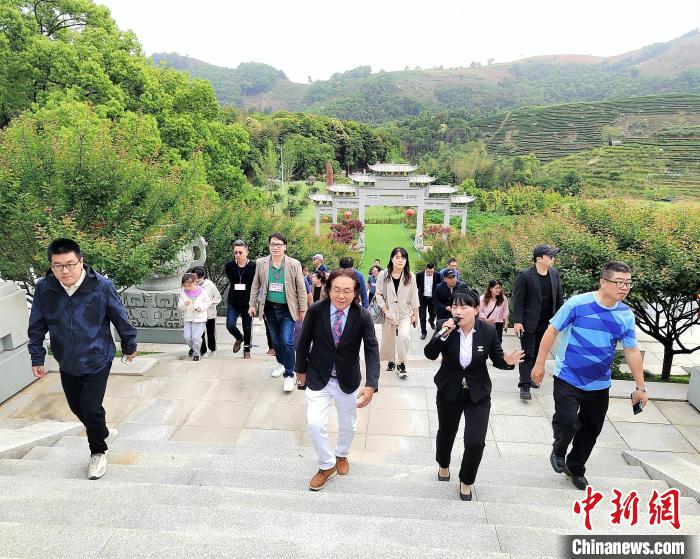 福建金門馬祖地區(qū)建筑師公會參觀硤門畬族鄉(xiāng)柏洋村金山農(nóng)耕文化園，了解和體驗農(nóng)耕文化?！罱ㄆ?攝