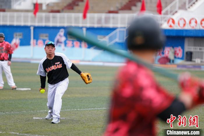 4月22日，兩岸隊(duì)員在2023海峽兩岸全民棒壘球聯(lián)賽(鄭州站)比賽中切磋。　王駿 攝
