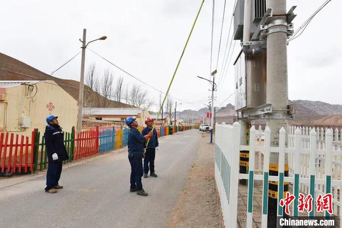 新疆烏恰縣吉根供電所的員工在斯木哈納村處理線路問題?！∈瘧哑?攝
