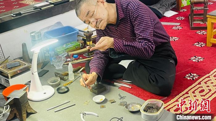 阿不都西提·阿不力米提正在工作。　潘琦 攝