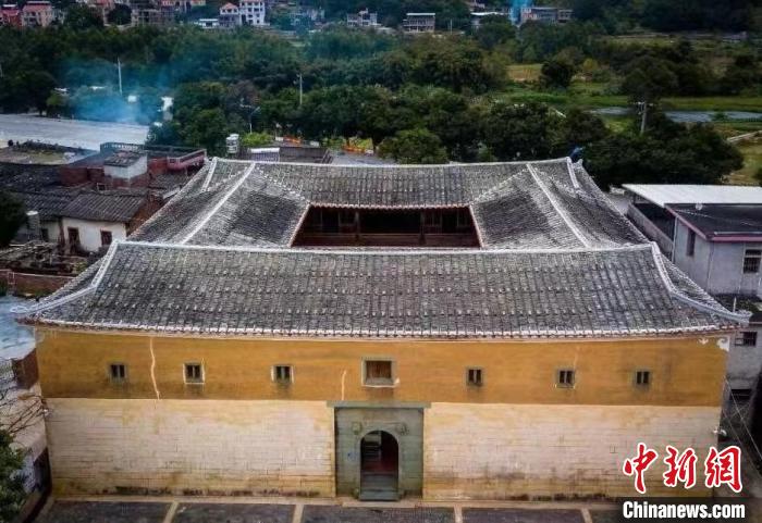 鋪前土樓以悠久的歷史、奇特的風(fēng)格、宏偉的規(guī)模及精巧的造型聞名?！∧习彩写a頭鎮(zhèn)政府 供圖