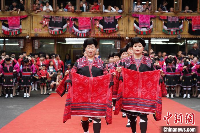 4月22日，在廣西龍勝各族自治縣龍脊鎮(zhèn)黃洛瑤寨，當(dāng)?shù)噩幾迕癖娫陂_展紅瑤服飾T臺走秀?！菈粜?攝