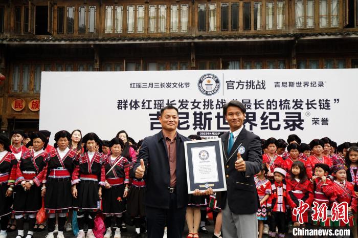 吉尼斯認(rèn)證官楊紹鵬頒發(fā)吉尼斯世界紀(jì)錄認(rèn)證證書?！菈粜?攝