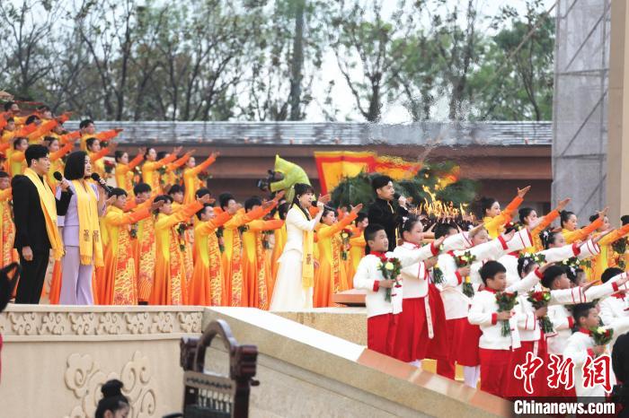 來(lái)自兩岸及香港、澳門的四位歌手同唱《黃帝頌》?！№n章云 攝