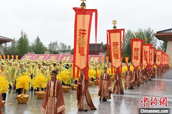 圖為黃帝故里拜祖大典儀式現(xiàn)場(chǎng)?！D片來(lái)源：中新網(wǎng)