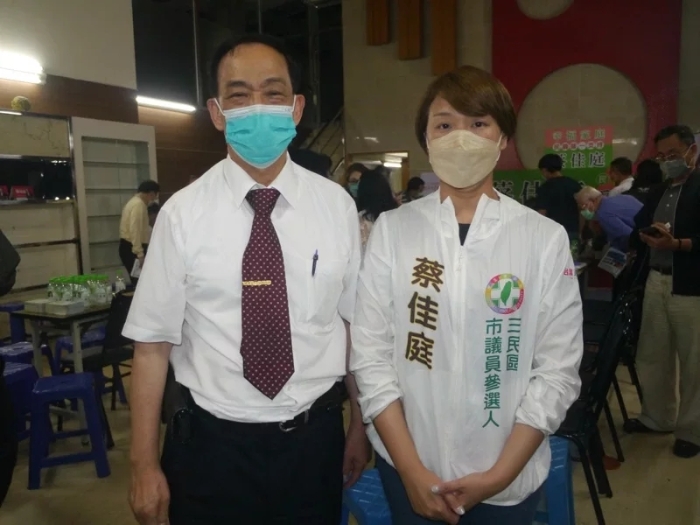 蔡見(jiàn)興的女兒蔡佳庭去年投入高雄市三民區(qū)議員選戰(zhàn).webp