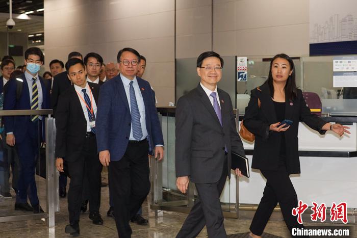 4月24日，香港特區(qū)行政長官李家超率團完成考察粵港澳大灣區(qū)內(nèi)地城市返港后會見傳媒時表示，今次考察只是一個起點，未來將訪問更多大灣區(qū)內(nèi)地城市。圖為李家超(右二)、香港特區(qū)政府政務司司長陳國基(右三)完成考察后返抵香港。 <a target='_blank' href='/'>中新社</a>記者 陳永諾 攝