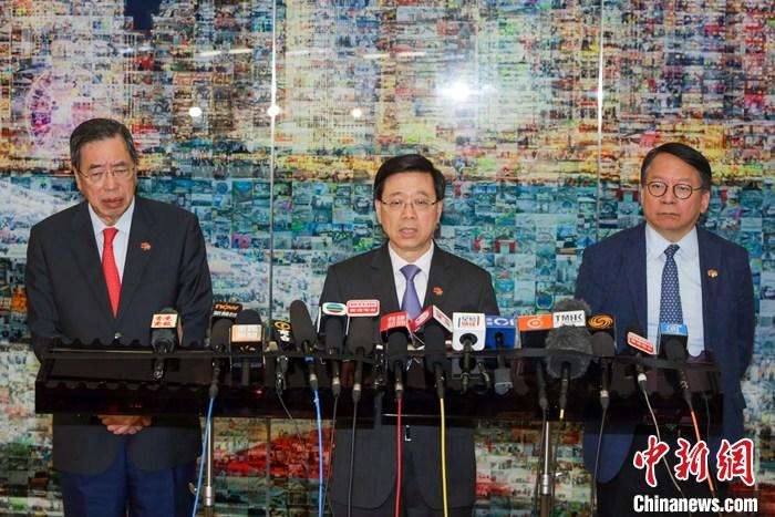 4月24日，香港特區(qū)行政長官李家超率團完成考察粵港澳大灣區(qū)內(nèi)地城市返港后會見傳媒時表示，今次考察只是一個起點，未來將訪問更多大灣區(qū)內(nèi)地城市。圖為李家超（中）、香港特區(qū)政府政務司司長陳國基（右）、香港特區(qū)立法會主席梁君彥會見傳媒。 <a target='_blank' href='/'>中新社</a>記者 陳永諾 攝