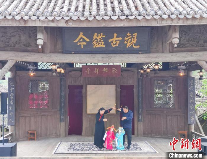 2023貴州非遺季“璀璨烏江寨·非遺嘉年華”系列活動(dòng)中展示的木偶戲。　劉美伶 攝