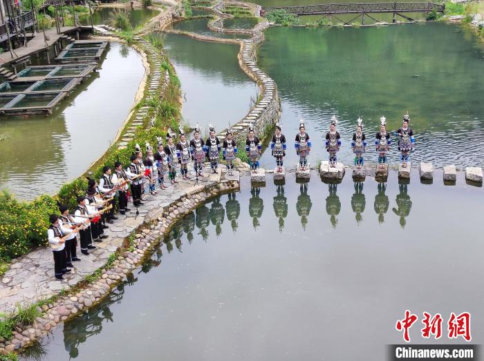 2023貴州非遺季“璀璨烏江寨·非遺嘉年華”系列活動(dòng)中展示的侗族大歌。　劉美伶 攝