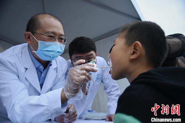 現(xiàn)場義診?！∷拇ㄊ⌒l(wèi)健委供圖