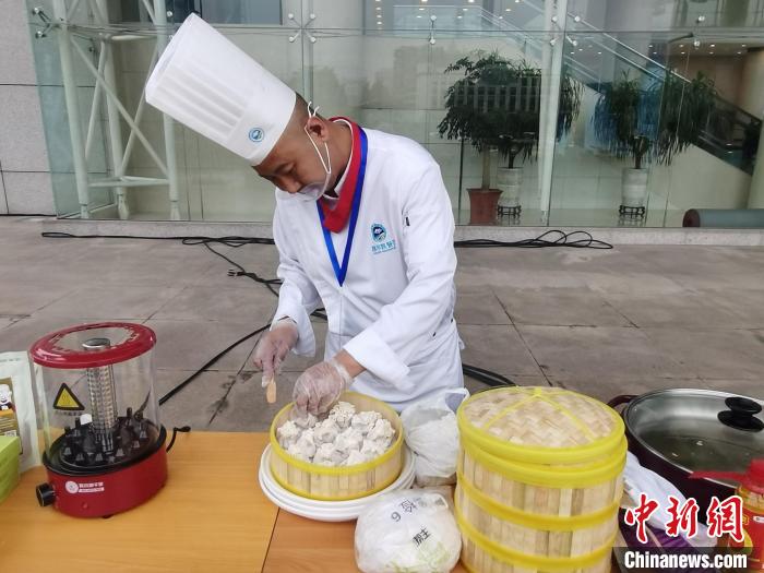 圖為內(nèi)蒙古面點師在杭州制作特色小吃稍麥?！±類燮?攝