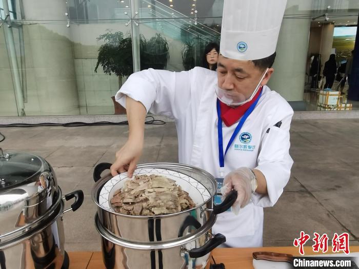 圖為內(nèi)蒙古廚師在杭州制作手把肉?！±類燮?攝