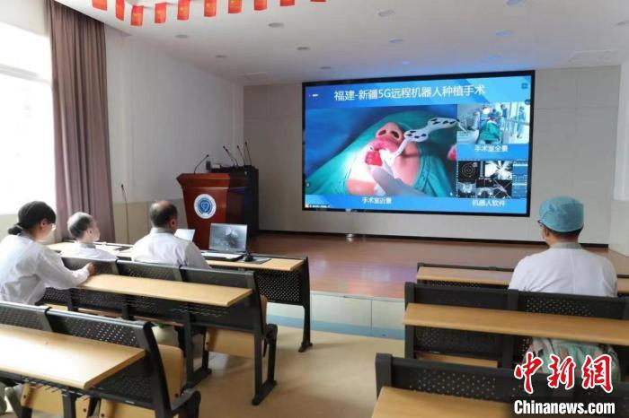 圖為：福建醫(yī)科大學(xué)附屬口腔醫(yī)院陳江教授正在遠(yuǎn)程指導(dǎo)?！∴囅姆脊﹫D