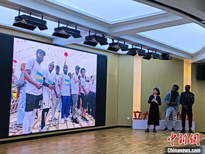 第二屆中非青年共話友好視頻分享交流會上，非洲留學(xué)生們分享此行感受及創(chuàng)作的短視頻?！×握涿?攝