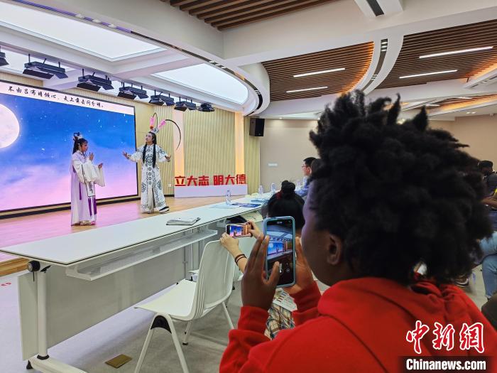 歌仔戲《國色傾城之貂蟬篇》受非洲留學(xué)生青睞。圖為非洲留學(xué)生用手機記錄表演精彩瞬間。　廖珍妹 攝