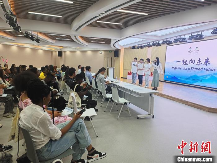 閩南師范大學(xué)為非洲留學(xué)生安排了精彩節(jié)目表演。圖為該校學(xué)生獻唱歌曲《一起向未來》?！×握涿?攝