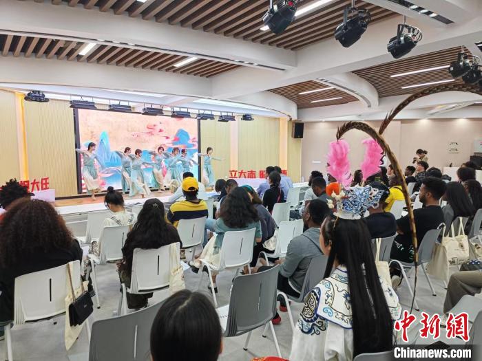 閩南師范大學(xué)為非洲留學(xué)生安排了精彩節(jié)目，留學(xué)生們再次領(lǐng)略中華傳統(tǒng)文化魅力?！×握涿?攝