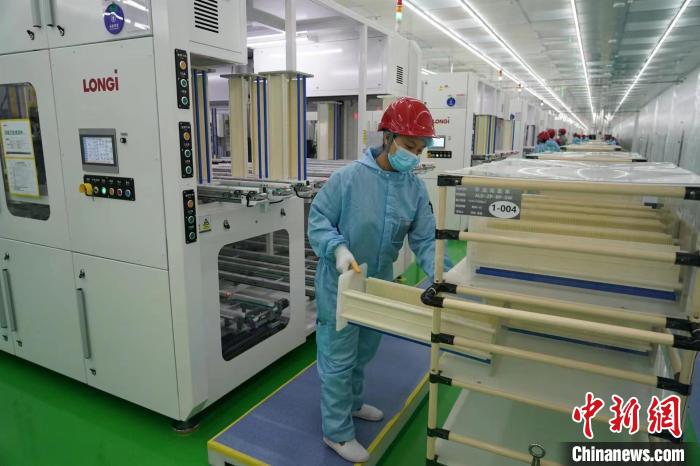 圖為隆基電池工廠工人正在工作?！∷蚊滥?攝