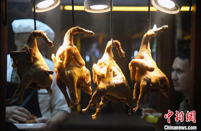 圖為全長近300米的“汗巴扎”夜市攤位上的美食?！O亭文 攝