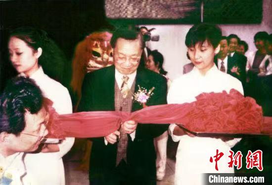1996年11月5日，金庸為云松書舍捐贈儀式剪彩 云松書舍供圖