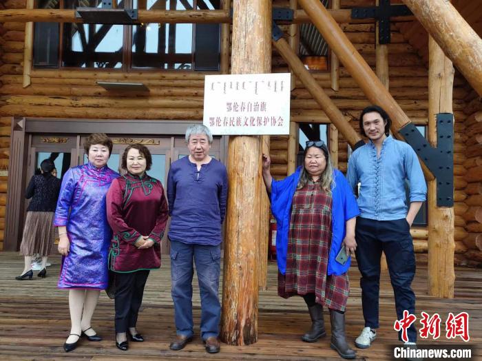資料圖。2019年，趙式慶參加鄂倫春文化保護(hù)協(xié)會(huì)成立大會(huì)?！≮w式慶 供圖