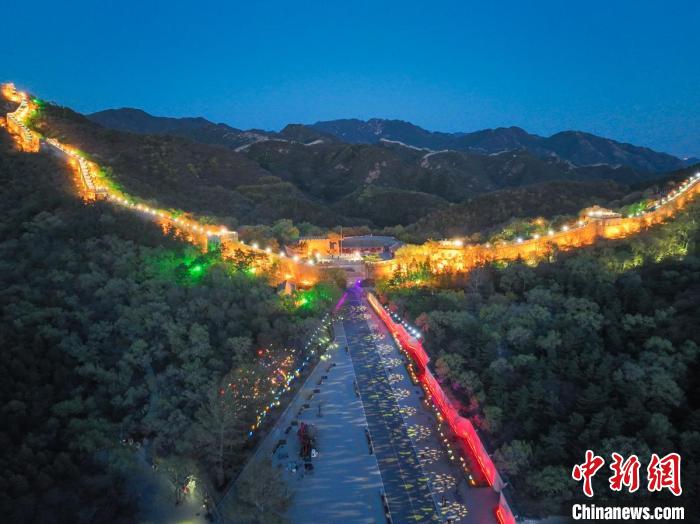 圖為北京八達(dá)嶺夜長(zhǎng)城?！?lt;a target='_blank' href='/'>中新社</a>記者 賈天勇 攝