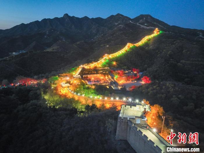 圖為北京八達(dá)嶺夜長(zhǎng)城?！?lt;a target='_blank' href='/'>中新社</a>記者 賈天勇 攝