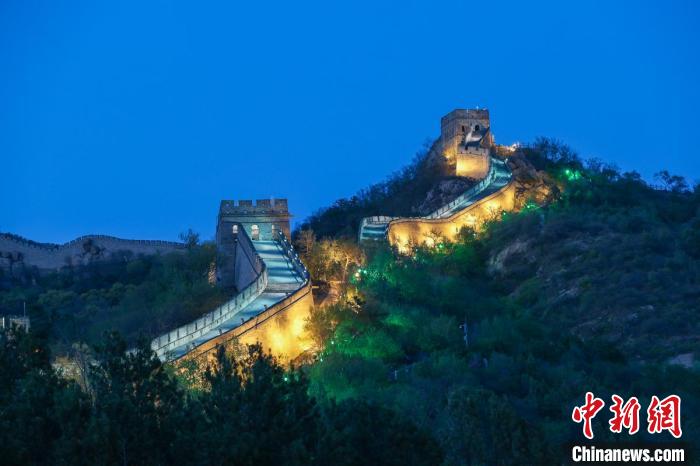 圖為北京八達(dá)嶺夜長(zhǎng)城?！?lt;a target='_blank' href='/'>中新社</a>記者 賈天勇 攝