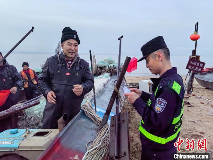 民警登記作業(yè)船只。　王世興 攝