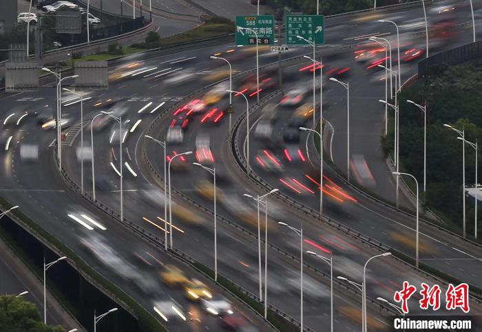 車(chē)輛在道路上行駛。(資料圖) 泱波 攝