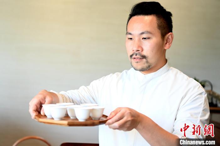陳耘嘉將剛泡好的茶，端給客人品嘗?！埥鸫?攝