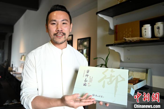 陳耘嘉將他爺爺陳岳山的書法和茶道相結(jié)合，用來(lái)包裝文創(chuàng)茶葉，展現(xiàn)代代傳承的茶香墨韻?！埥鸫?攝