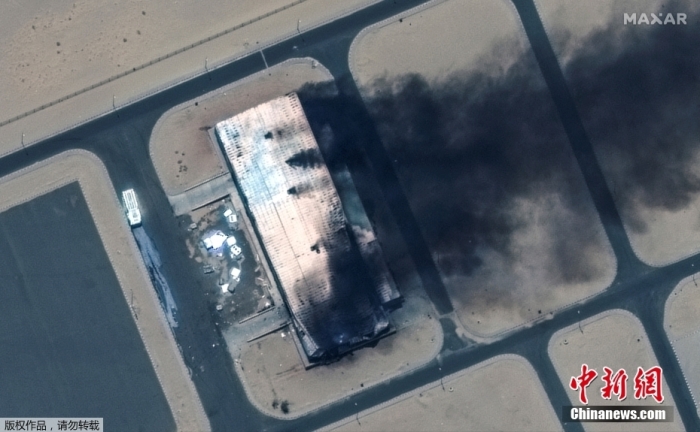 當?shù)貢r間4月18日，衛(wèi)星圖顯示在蘇丹麥羅威空軍基地(Merowe)燃燒的建筑。