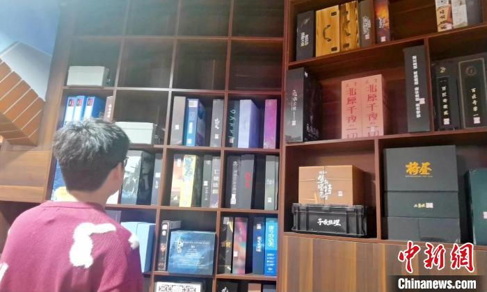 學(xué)生在挑劇本。　劉帥 攝