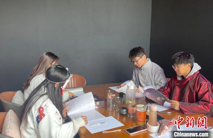 參與劇本殺選修課的學(xué)生多為劇本殺愛好者。　楊靜 攝