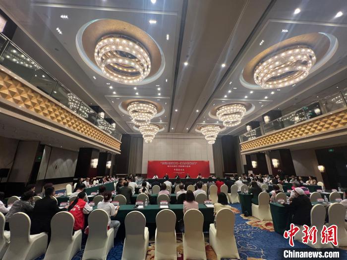 座談會(huì)現(xiàn)場(chǎng)?！≡酪劳?攝