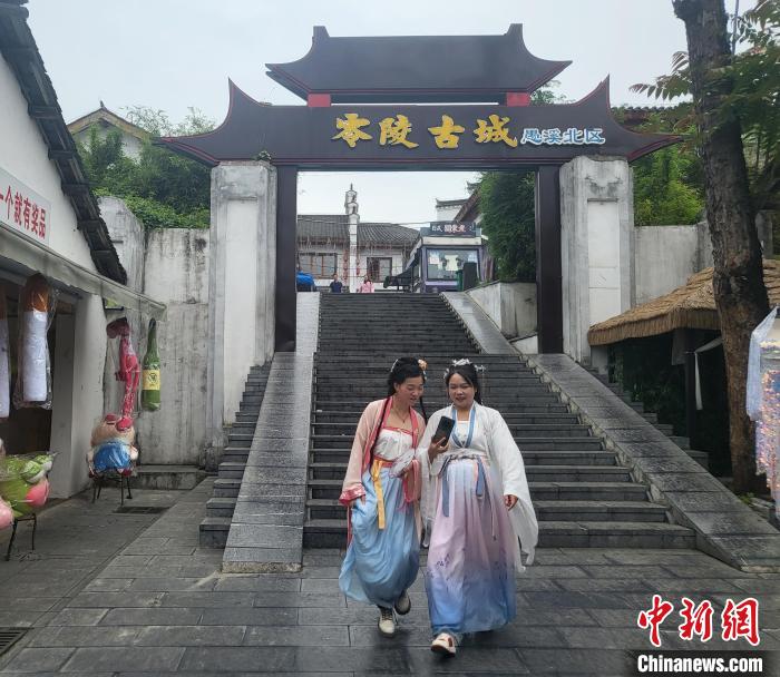 零陵古城吸引很多喜歡國(guó)潮的年輕人來(lái)游玩?！√菩∏?攝
