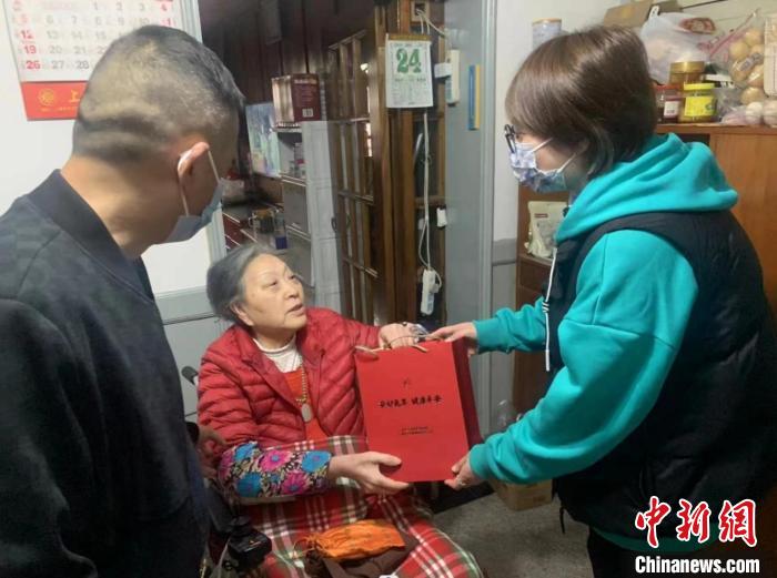 向僑界老人發(fā)放“健康暖心包”?！＄娦?攝
