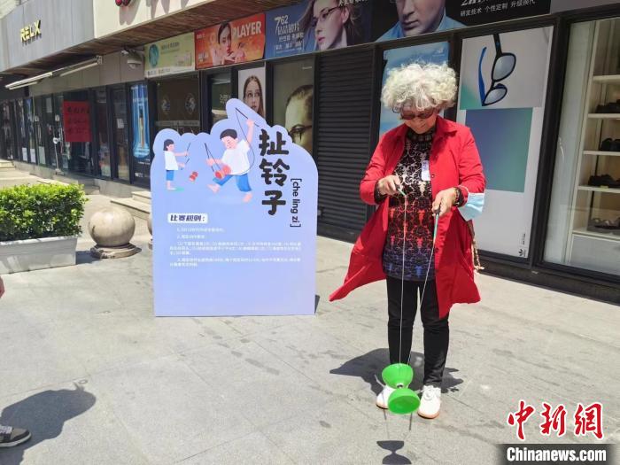 阿姨玩起了小時候的游戲。　賈宇巍 攝