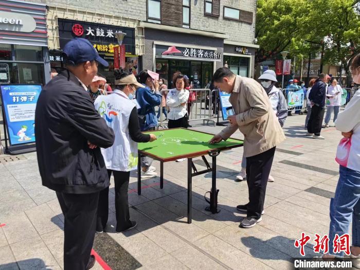 伯伯們開心地打彈子?！≠Z宇巍 攝