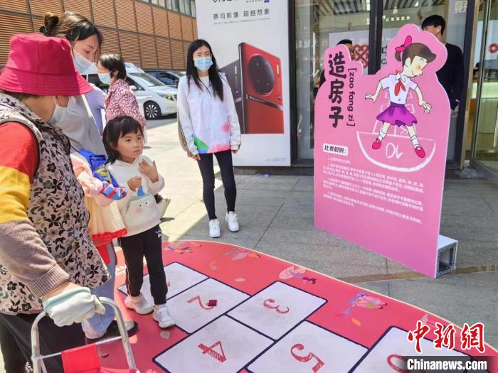 奶奶給小孫女講“造房子”游戲?！≠Z宇巍 攝