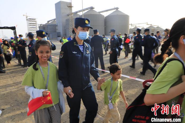 當(dāng)?shù)貢r(shí)間4月26日，海軍軍艦赴蘇丹緊急撤離我在蘇丹人員。圖為海軍官兵手牽著兒童通過安檢?！《〖遗d 攝